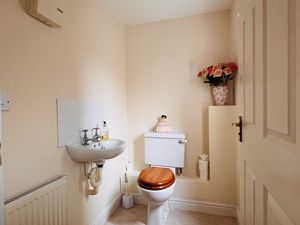 Cloakroom room wc- click for photo gallery